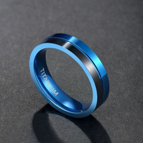 Bague bleue pour hommes avec design en titane moitié bleu moitié noir design de style moderne poli