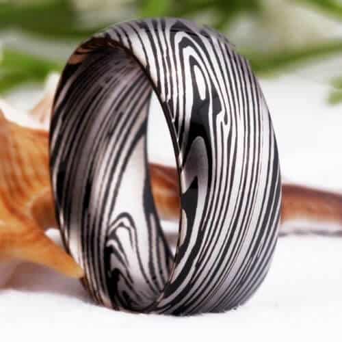 Modèle en acier Damas sur une bague en tungstène pour homme