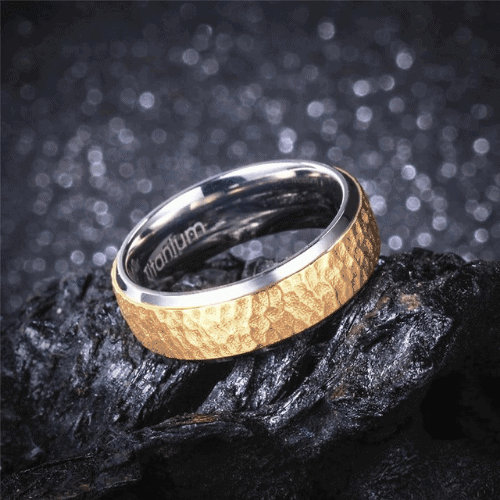 Bague en titane pour hommes - Surface martelée en or avec jantes en argent poli