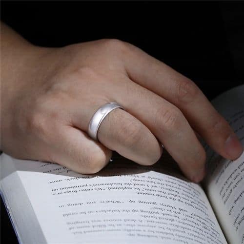 Homme portant une bague en tungstène argenté pour hommes