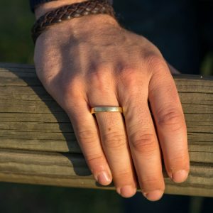 La main de l'homme montrant sa bague