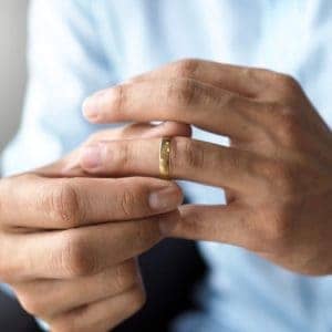 Un homme essaie son alliance