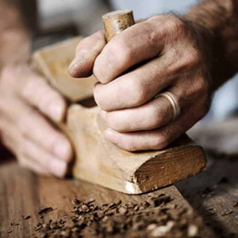 La main de l'homme montrant sa bague