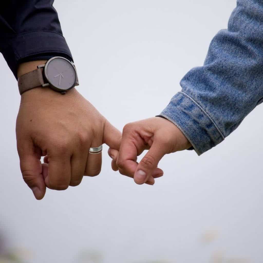 Couple, main dans la main, homme portant une bague