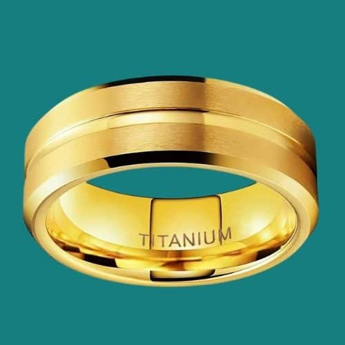 Bague en titane doré pour homme sur fond bleu sarcelle