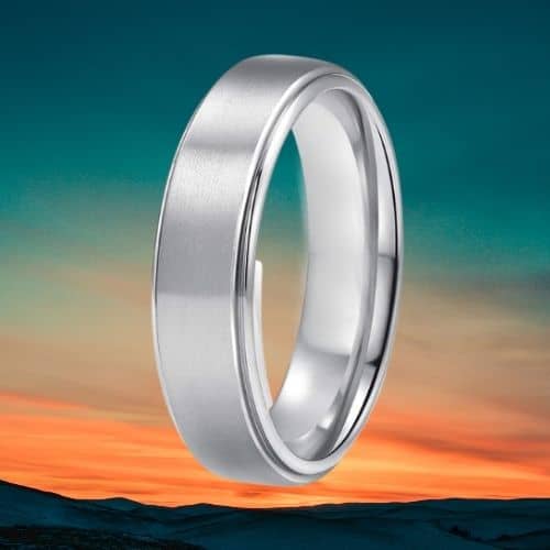 Bague en titane argenté pour hommes sur fond de coucher de soleil