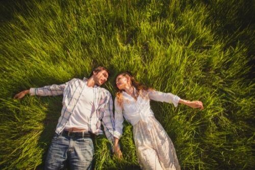 Un couple se détend ensemble sur l'herbe