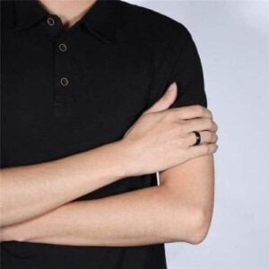 Homme portant une bague en titane noir