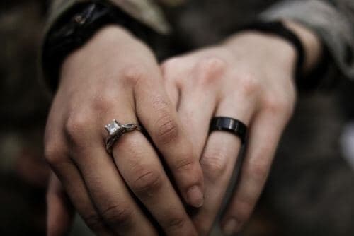 Couple portant des bagues