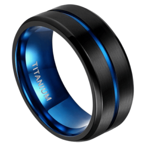Bague noire pour homme avec bande bleue au milieu. conception de style moderne en titane léger de 6 mm ou 8 mm