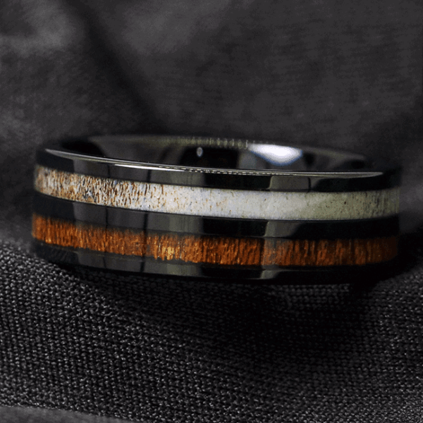 Bague Buck Black avec incrustation de bois de cerf et de bois en tungstène