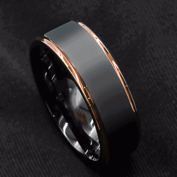 Bague noire lisse Chase avec côtés dorés et intérieur noir en tungstène