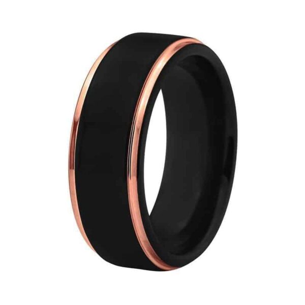 Bague noire pour homme Chase avec côtés dorés