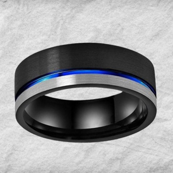 bague noire pour homme avec des reflets argentés et bleus sur un côté dans un style moderne