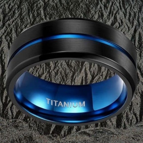 Bague noire pour homme avec bande centrale bleue en bleu titane à l'intérieur de toutes les tailles 6 mm et 8 mm.