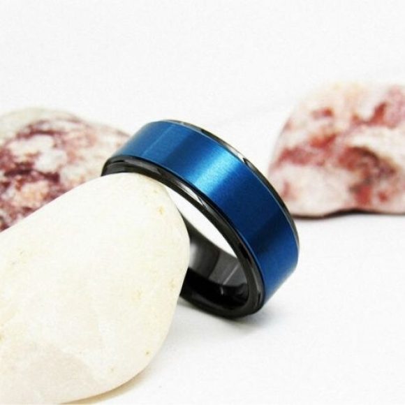 Bague pour homme – Centre bleu avec bords noirs polis et design intérieur de style moderne.