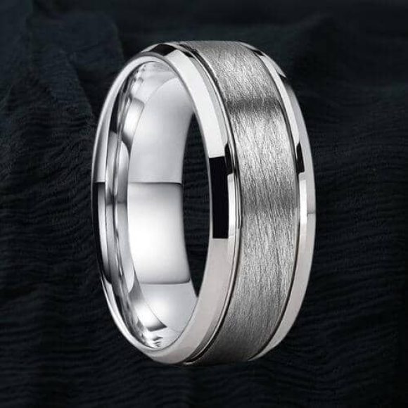 Bague en tungstène argenté - Centre rainuré et bords biseautés