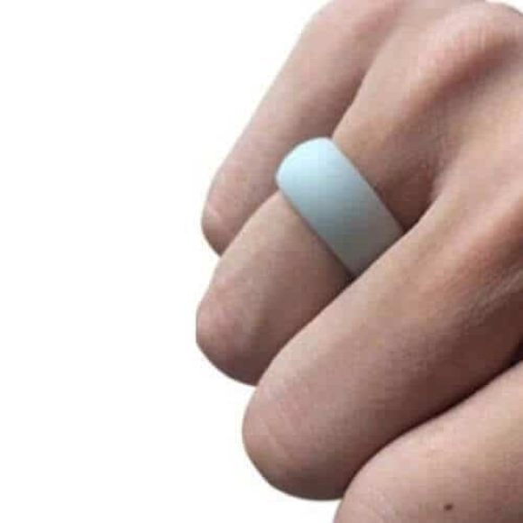 L'homme porte une bague en silicone gris clair