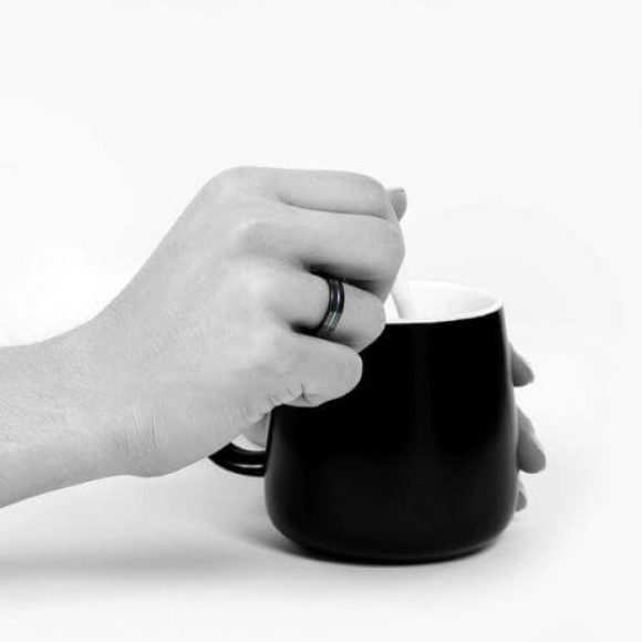 Homme portant une bague en titane noir