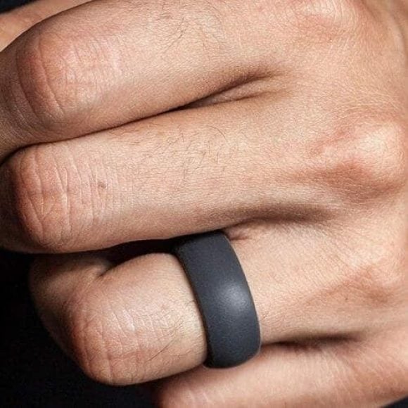 Homme portant une bague en silicone