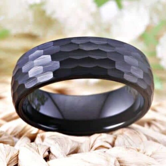 Bague en tungstène noir pour homme avec finition martelée