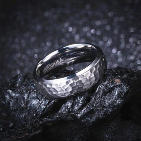Bague en argent et titane martelé pour homme