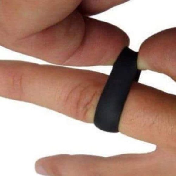 Bague en silicone pour hommes en cours d'étirement