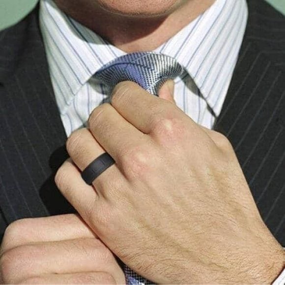 Homme portant une bague en silicone noir