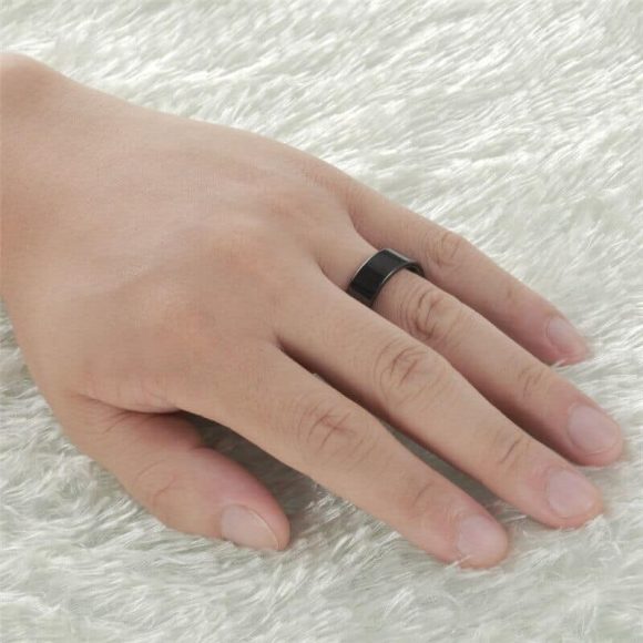 Homme portant une bague en tungstène noir