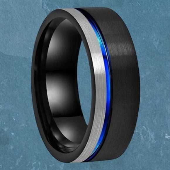 Bague en tungstène noir pour hommes avec bandes argentées et bleues sur un côté de 8 mm dans toutes les tailles