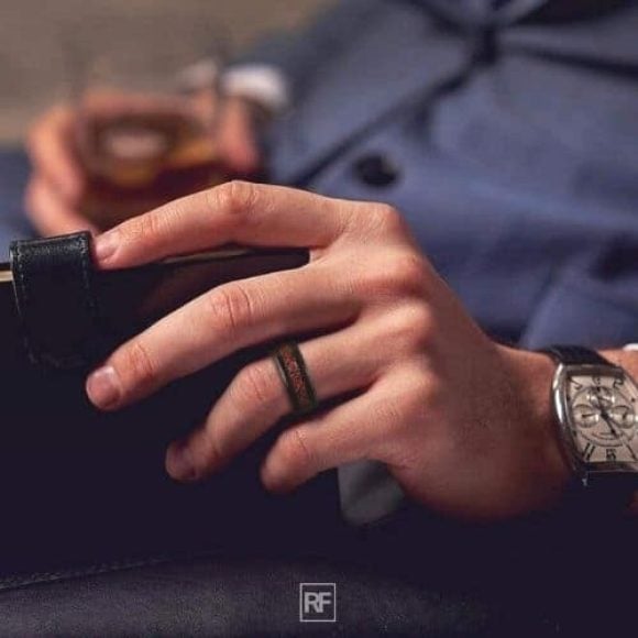 Homme portant une bague en tungstène noir et rouge