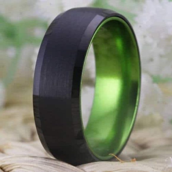bague noire brossée pour homme avec intérieur vert dans toutes les tailles design de style moderne 8mm