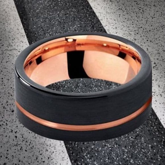 Bague noire brossée pour homme avec rainure en or rose et or rose à l'intérieur en tungstène de 8 mm