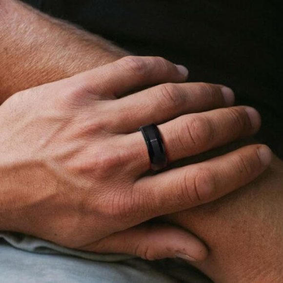 Esprit – Bague en tungstène noir pour hommes, largeur 6 mm ou 8 mm Homme portant une bague en tungstène noir. Parfait pour un mariage ou un anniversaire