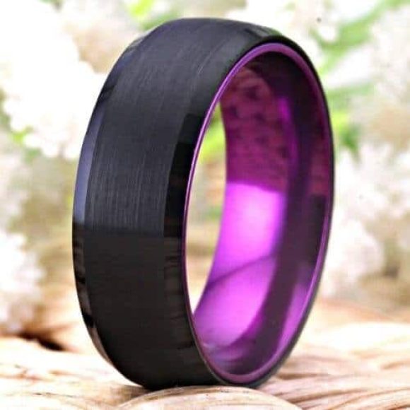 Bague noire et violette pour homme au design de style moderne