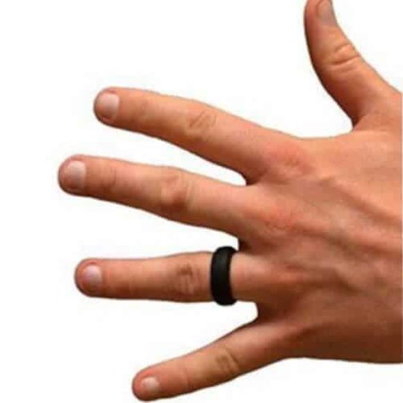 Homme portant une bague en silicone noire bombée dans toutes les tailles