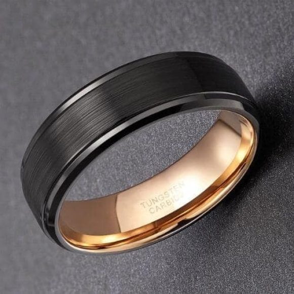 bague noire pour homme en tungstène brossé avec or rose à l'intérieur d'un design de style moderne