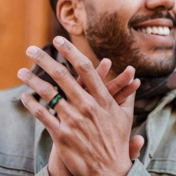 Homme portant une bague en tungstène noir et vert