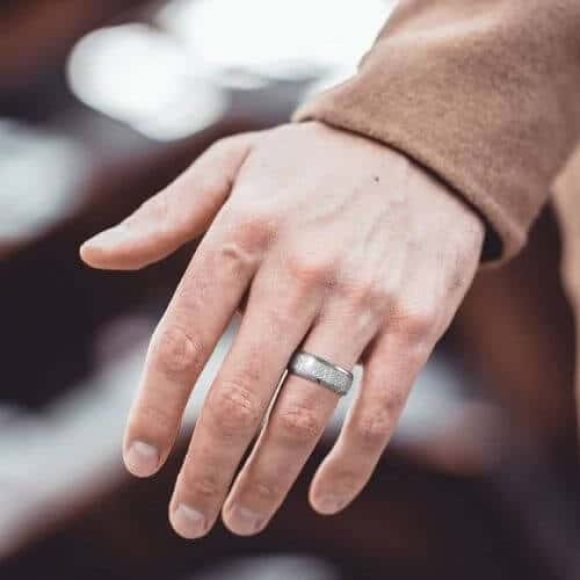 Bague argent tungstène et météorite pour homme au doigt