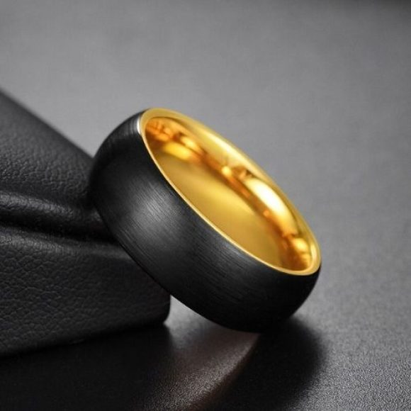 Bague brossée noire et dorée pour homme en tungstène coupe confort