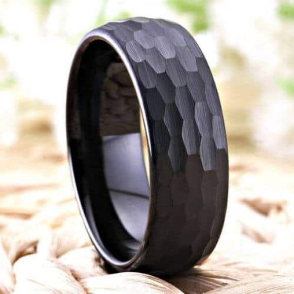 Bague pour homme noire martelée - Design de style moderne en tungstène 8 mm