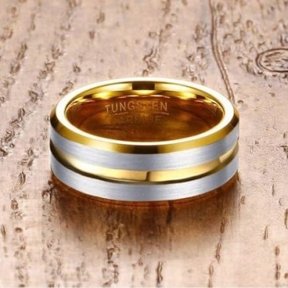 Bague en argent brossé pour hommes sur bande de tungstène doré, design de style traditionnel moderne