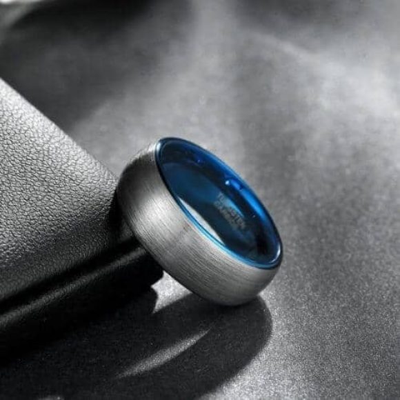 Bague en tungstène argent brossé pour hommes avec jantes bleues et design de style moderne à l'intérieur
