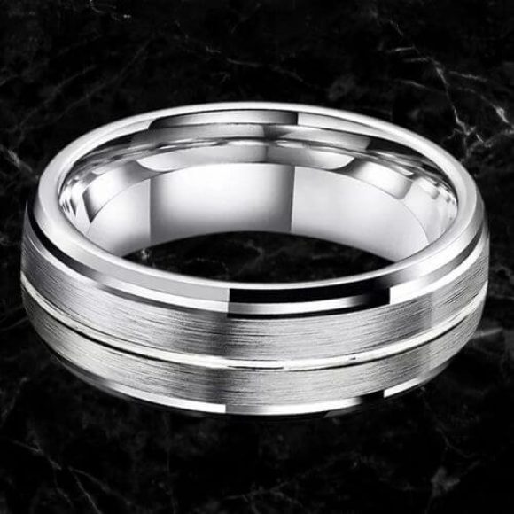 Bague en argent tungstène pour hommes brossée avec rainure centrale