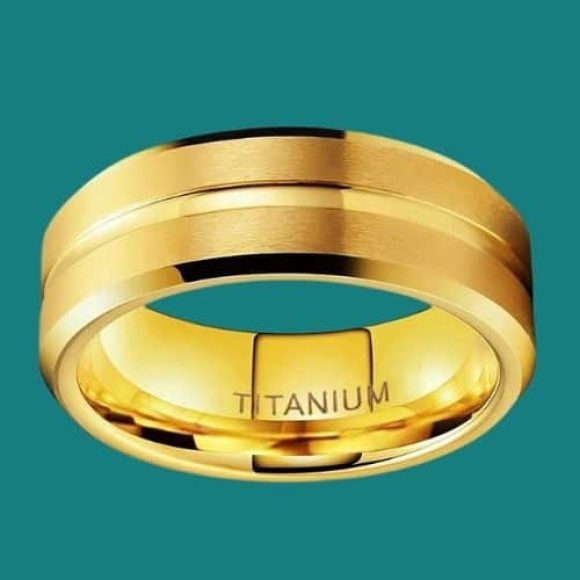 Bague en titane doré pour homme sur fond bleu sarcelle