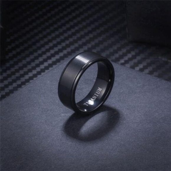 Bague en titane pour hommes en noir