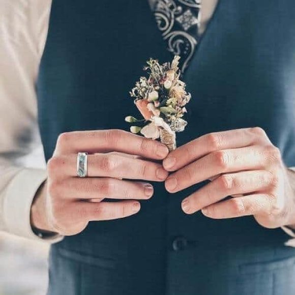 Un homme essaye sa coquille d'ormeau et sa bague en titane