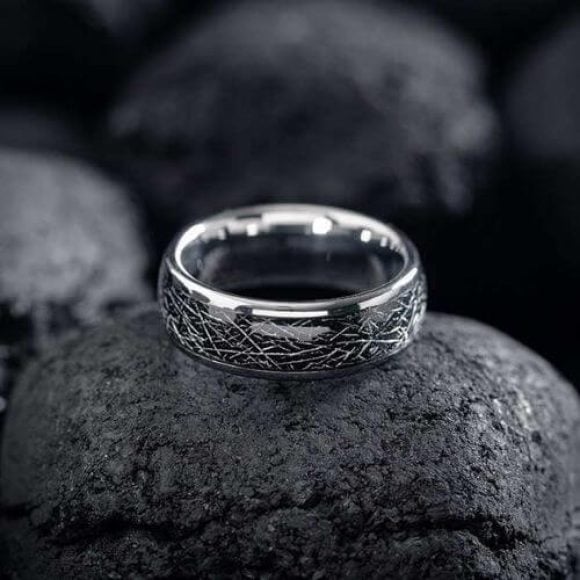 Bague en tungstène argenté pour hommes avec incrustation de fausse météorite noire design de style moderne en tungstène de 8 mm