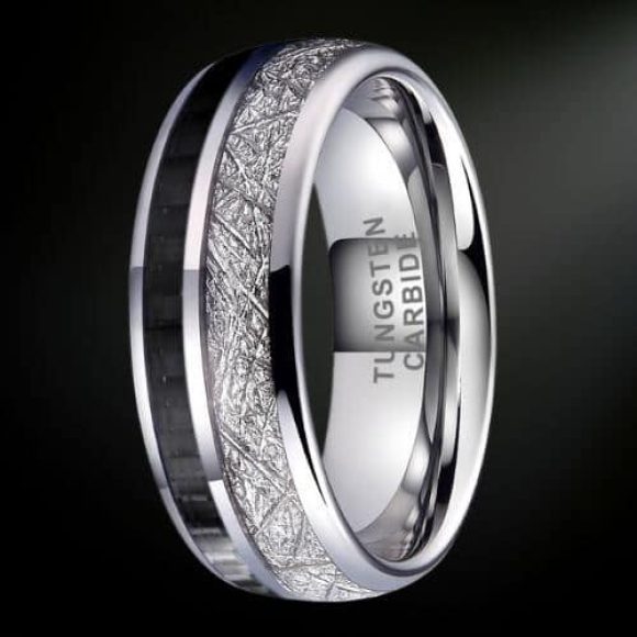Bague en tungstène avec incrustations de fausse météorite et fibre de carbone noire sur bande argentée