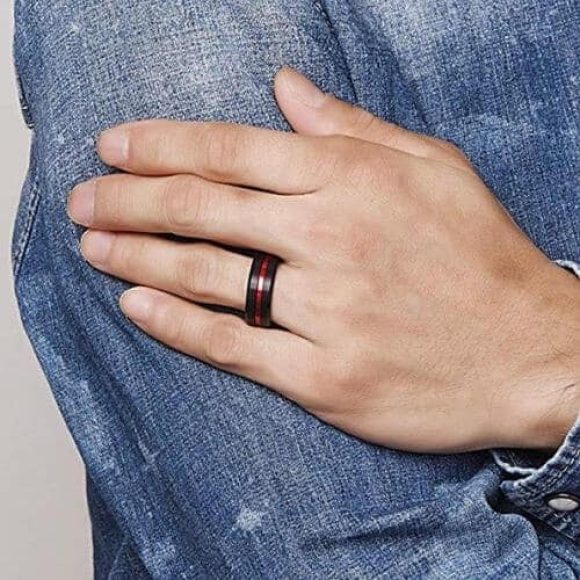 Homme portant sa bague noire et rouge